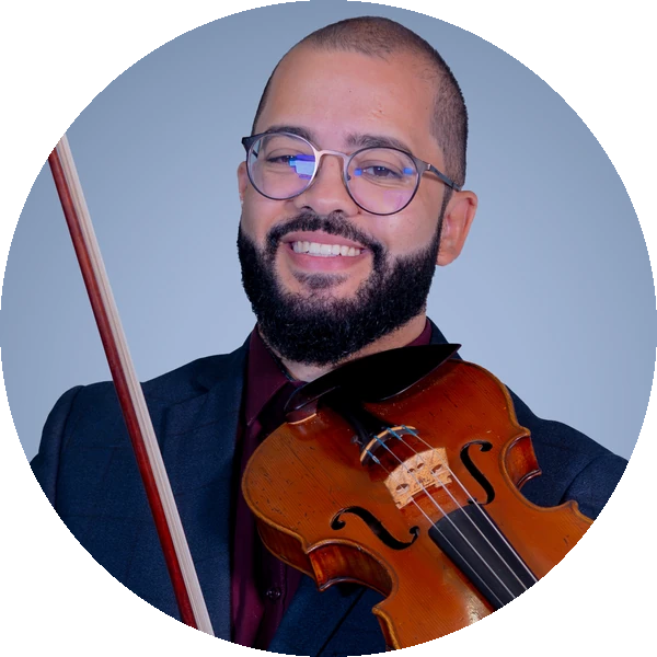 Professor Jean de Oliveira sorrindo, segurando o violino