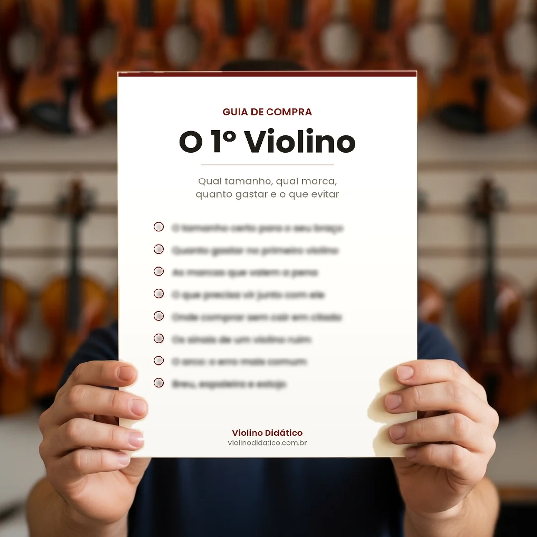 Mãos segurando o Guia de Compra do 1º Violino numa loja de instrumentos